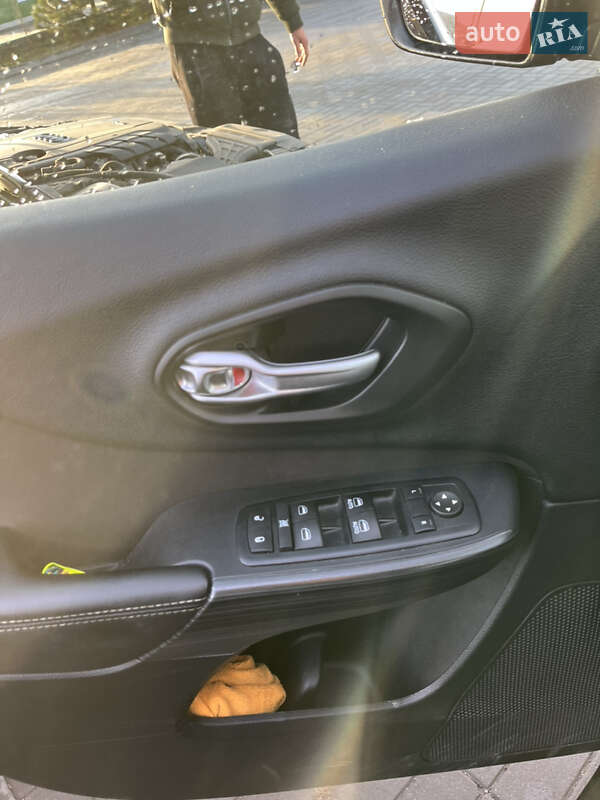 Внедорожник / Кроссовер Jeep Cherokee 2016 в Хмельницком