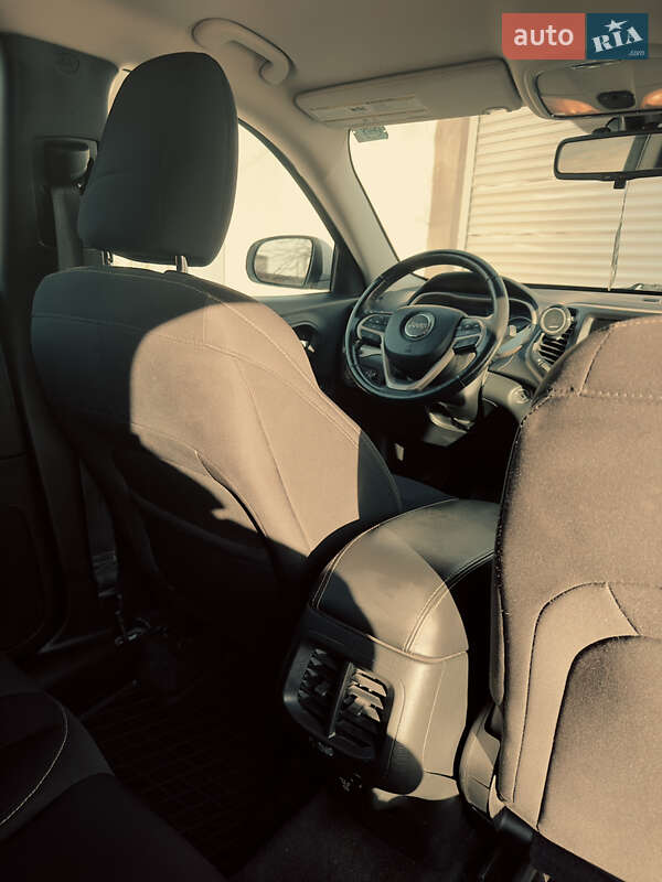 Внедорожник / Кроссовер Jeep Cherokee 2015 в Одессе