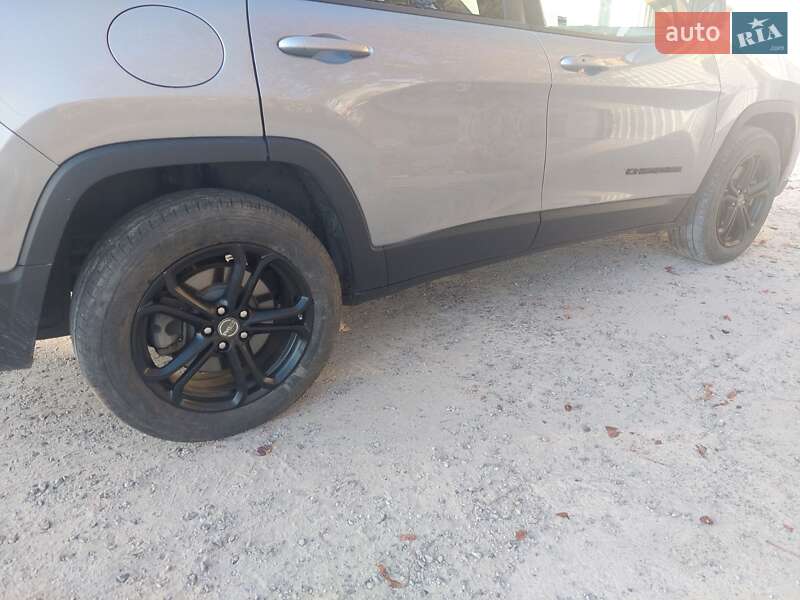 Позашляховик / Кросовер Jeep Cherokee 2019 в Черкасах фото 7 Позашляховик / Кросовер Jeep Cherokee 2019 в Черкасах