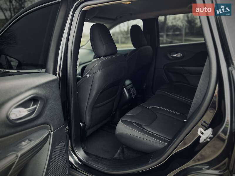 Внедорожник / Кроссовер Jeep Cherokee 2016 в Покровском фото 12 Внедорожник / Кроссовер Jeep Cherokee 2016 в Покровском