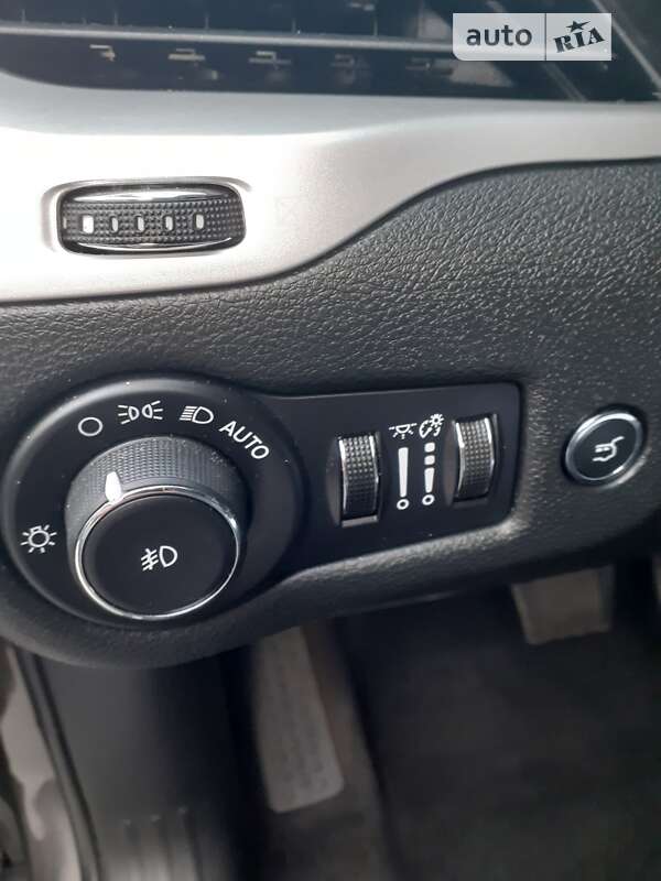 Внедорожник / Кроссовер Jeep Cherokee 2014 в Киеве