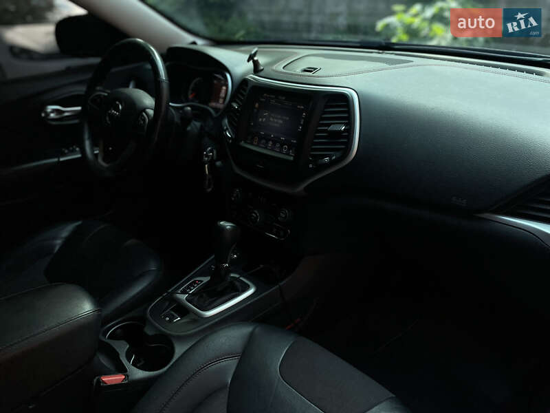 Позашляховик / Кросовер Jeep Cherokee 2015 в Нововолинську