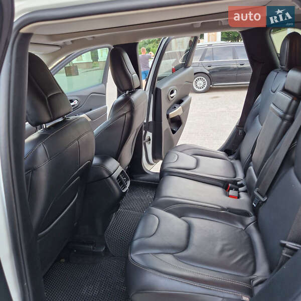 Внедорожник / Кроссовер Jeep Cherokee 2017 в Остроге