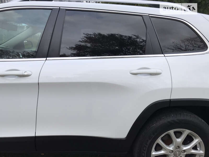 Внедорожник / Кроссовер Jeep Cherokee 2015 в Киеве