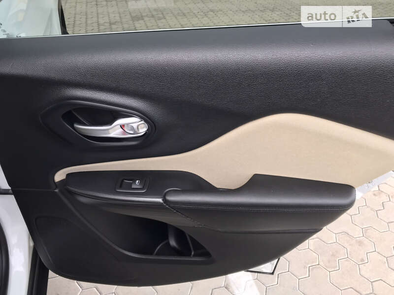 Внедорожник / Кроссовер Jeep Cherokee 2015 в Киеве