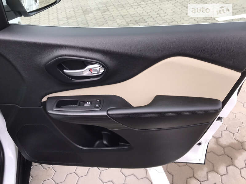 Внедорожник / Кроссовер Jeep Cherokee 2015 в Киеве
