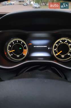 Внедорожник / Кроссовер Jeep Cherokee 2014 в 