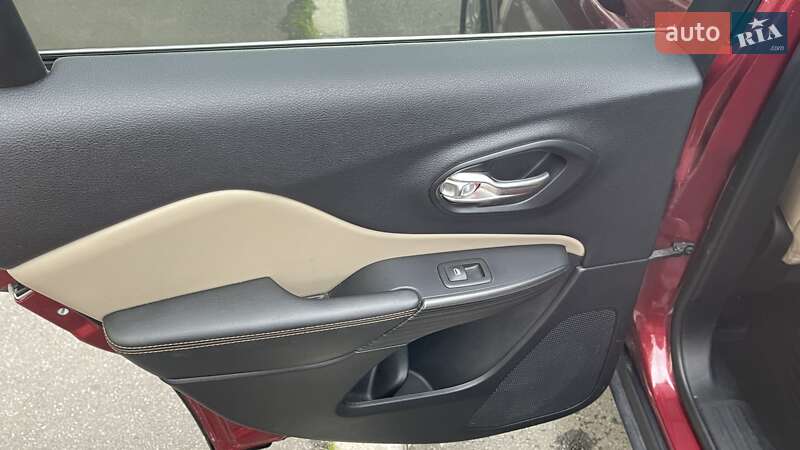 Внедорожник / Кроссовер Jeep Cherokee 2015 в Киеве