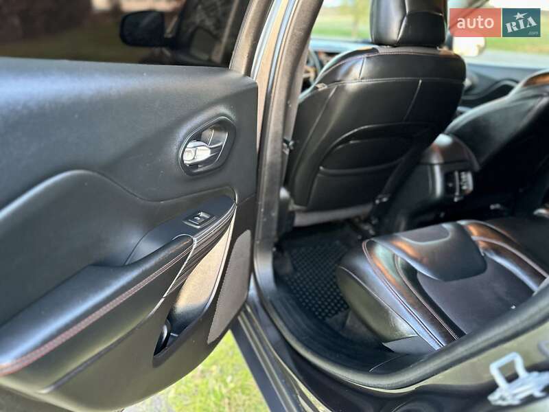 Внедорожник / Кроссовер Jeep Cherokee 2014 в Мукачево