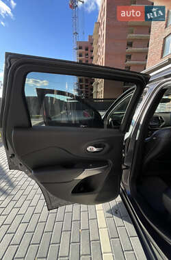 Позашляховик / Кросовер Jeep Cherokee 2021 в 