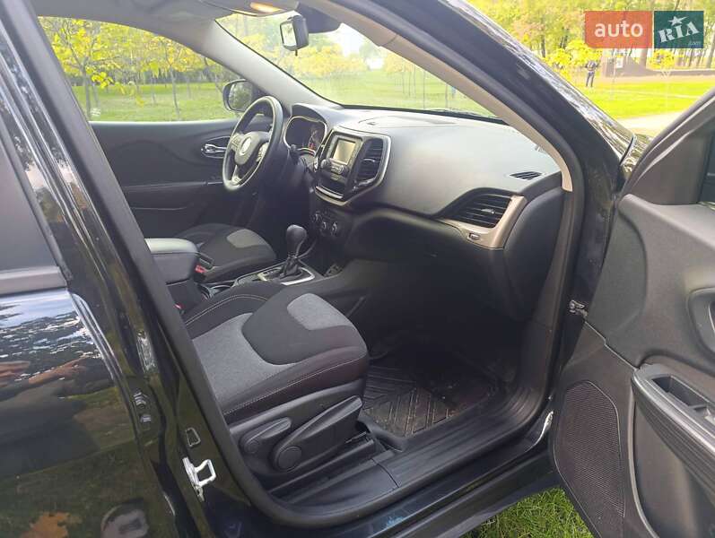 Внедорожник / Кроссовер Jeep Cherokee 2015 в Киеве