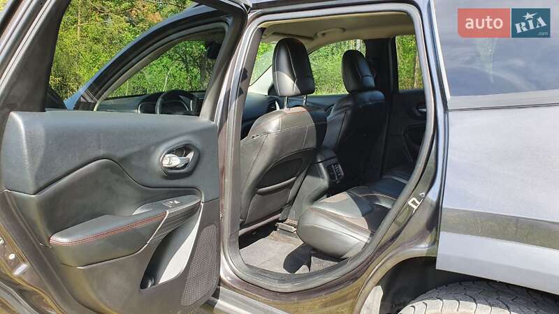 Внедорожник / Кроссовер Jeep Cherokee 2015 в Дубно