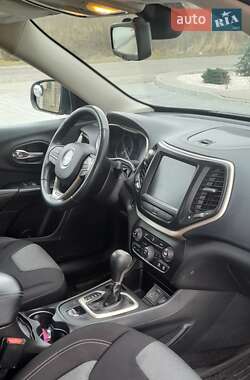 Внедорожник / Кроссовер Jeep Cherokee 2014 в 