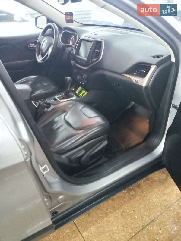 Внедорожник / Кроссовер Jeep Cherokee 2015 в Чугуеве