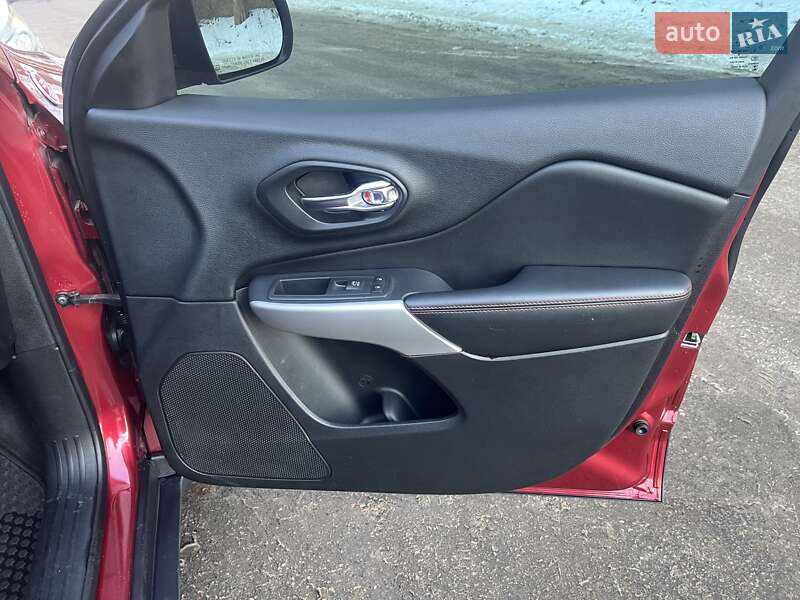 Внедорожник / Кроссовер Jeep Cherokee 2014 в Киеве