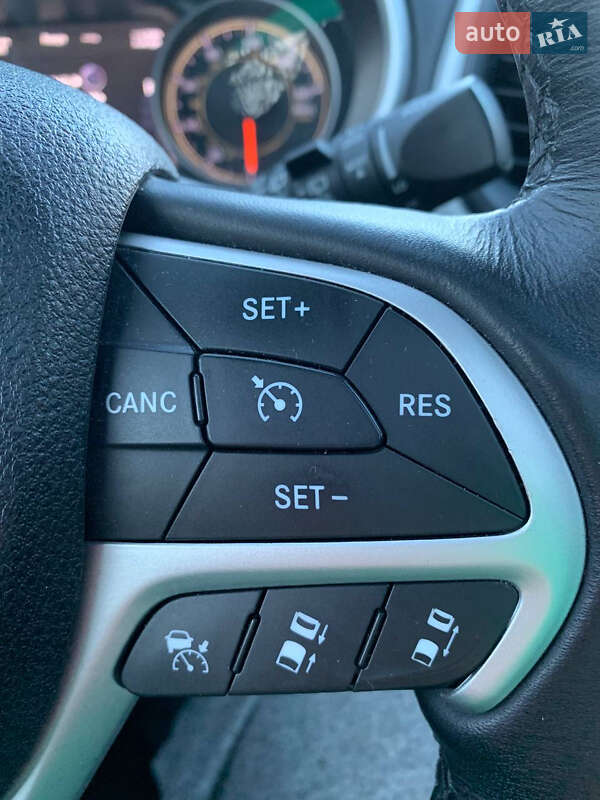 Внедорожник / Кроссовер Jeep Cherokee 2015 в Вижнице