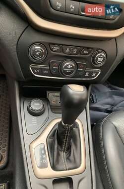 Внедорожник / Кроссовер Jeep Cherokee 2015 в 