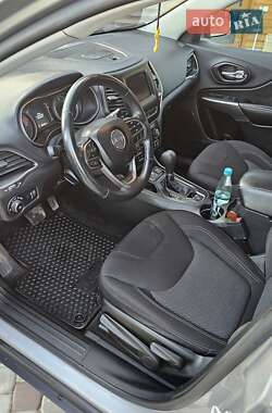 Позашляховик / Кросовер Jeep Cherokee 2018 в 