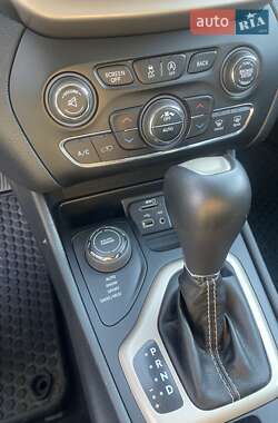 Внедорожник / Кроссовер Jeep Cherokee 2015 в 