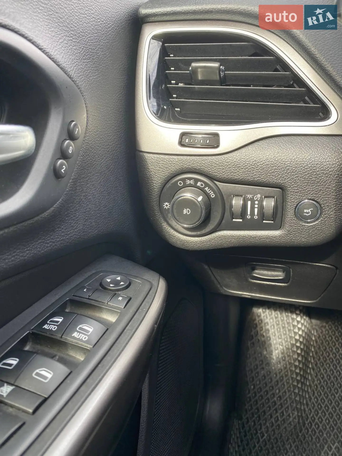 2018 Jeep Cherokee - мініатюра 29