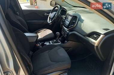 Внедорожник / Кроссовер Jeep Cherokee 2015 в 