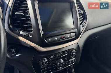 Внедорожник / Кроссовер Jeep Cherokee 2015 в 