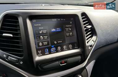 Внедорожник / Кроссовер Jeep Cherokee 2015 в 
