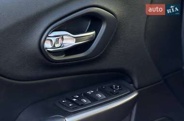 Внедорожник / Кроссовер Jeep Cherokee 2019 в 