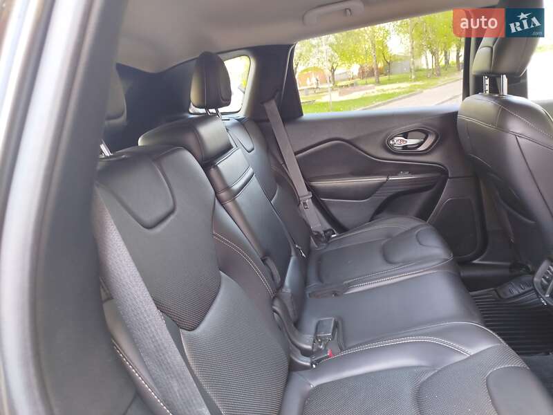 Внедорожник / Кроссовер Jeep Cherokee 2016 в Ровно
