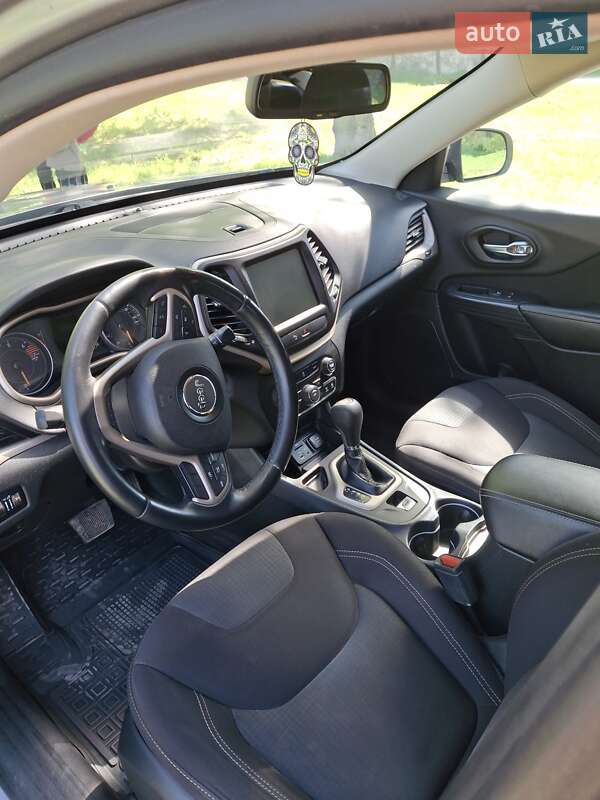 Внедорожник / Кроссовер Jeep Cherokee 2016 в Каменец-Подольском