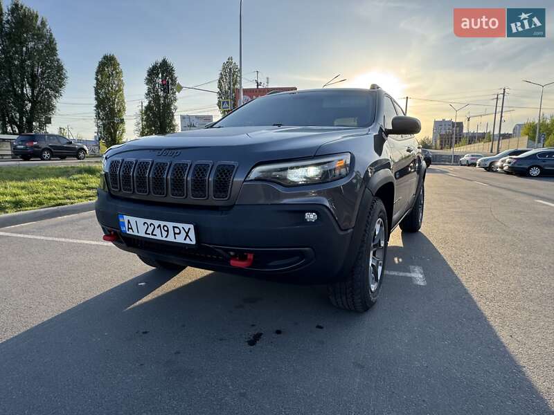 Позашляховик / Кросовер Jeep Cherokee 2019 в 