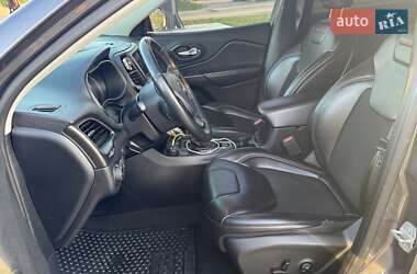 Позашляховик / Кросовер Jeep Cherokee 2019 в 