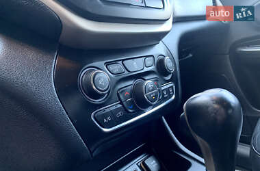 Позашляховик / Кросовер Jeep Cherokee 2016 в 