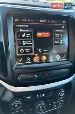 Внедорожник / Кроссовер Jeep Cherokee 2015 в 