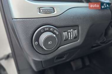 Позашляховик / Кросовер Jeep Cherokee 2016 в 