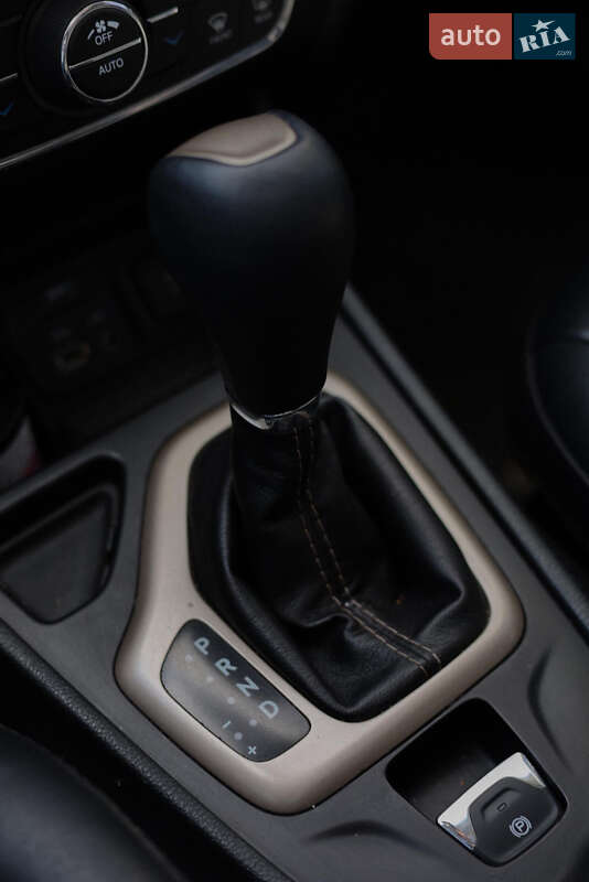 Внедорожник / Кроссовер Jeep Cherokee 2016 в Староконстантинове
