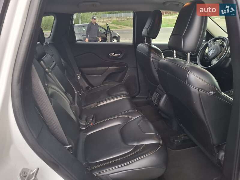 Позашляховик / Кросовер Jeep Cherokee 2015 в Чернівцях