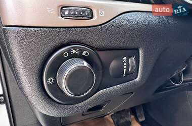 Позашляховик / Кросовер Jeep Cherokee 2016 в 