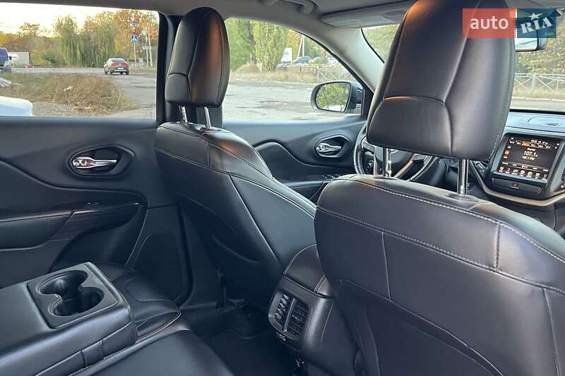 Внедорожник / Кроссовер Jeep Cherokee 2015 в Виннице