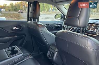 Внедорожник / Кроссовер Jeep Cherokee 2015 в 