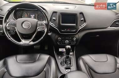 Позашляховик / Кросовер Jeep Cherokee 2019 в 