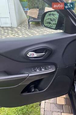 Внедорожник / Кроссовер Jeep Cherokee 2015 в 