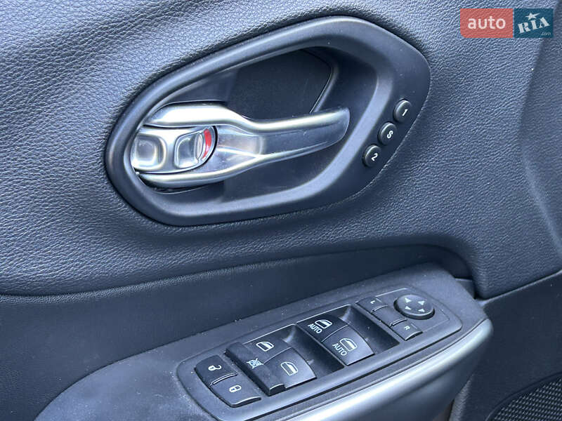 Внедорожник / Кроссовер Jeep Cherokee 2018 в Николаеве