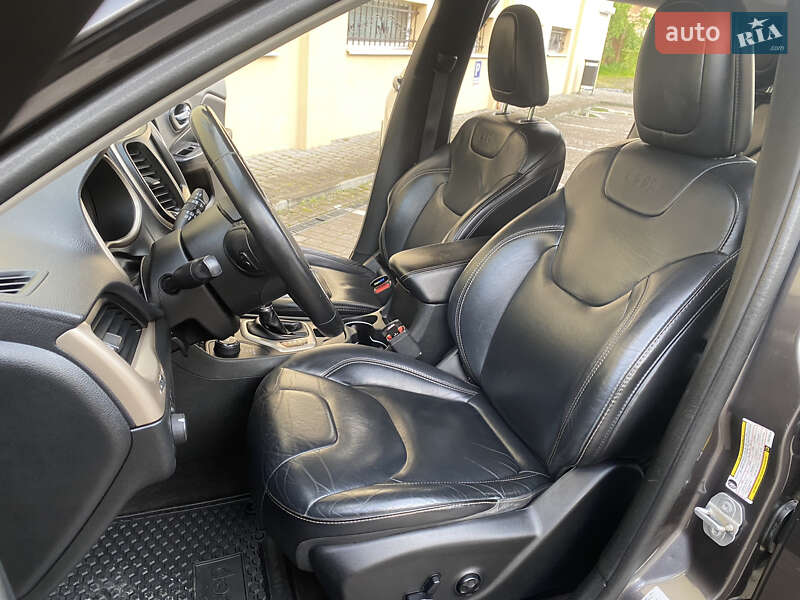 Внедорожник / Кроссовер Jeep Cherokee 2016 в Трускавце