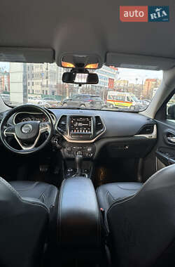Внедорожник / Кроссовер Jeep Cherokee 2015 в 