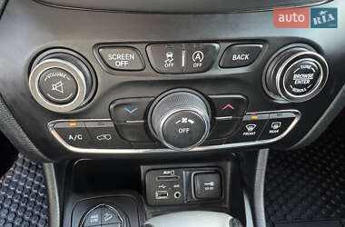 Внедорожник / Кроссовер Jeep Cherokee 2015 в 