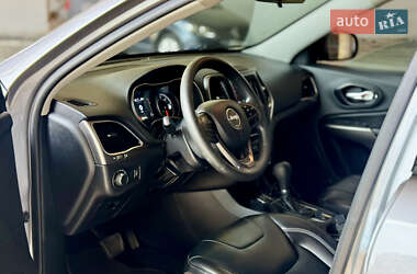 Внедорожник / Кроссовер Jeep Cherokee 2020 в 