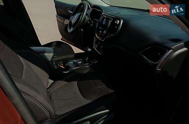 Позашляховик / Кросовер Jeep Cherokee 2019 в 