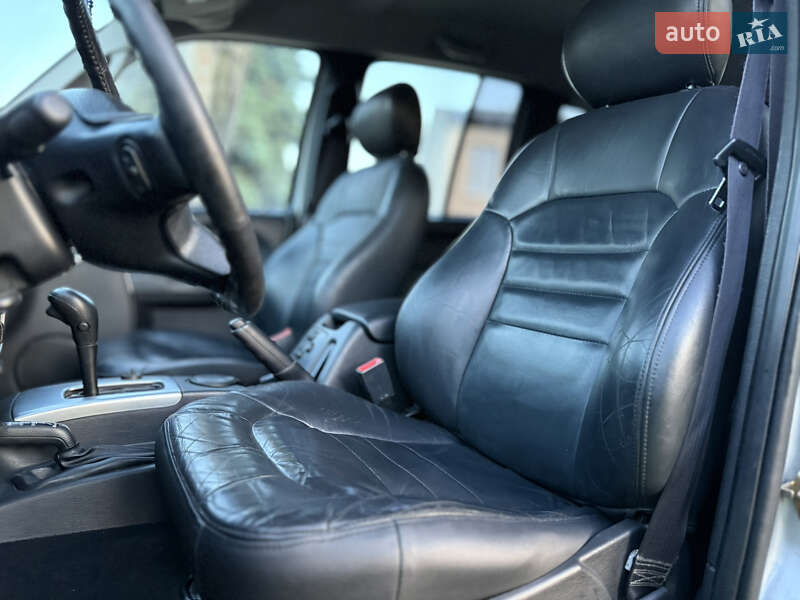Внедорожник / Кроссовер Jeep Cherokee 2004 в Житомире