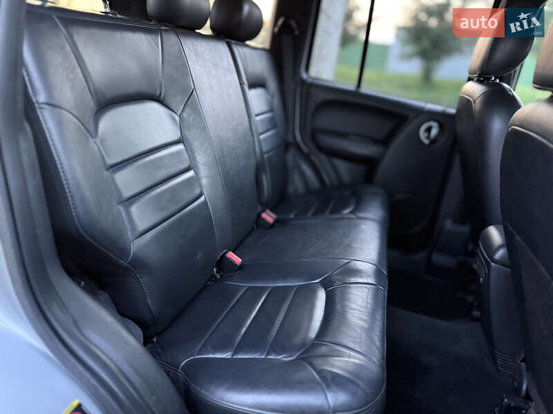 Внедорожник / Кроссовер Jeep Cherokee 2004 в Житомире